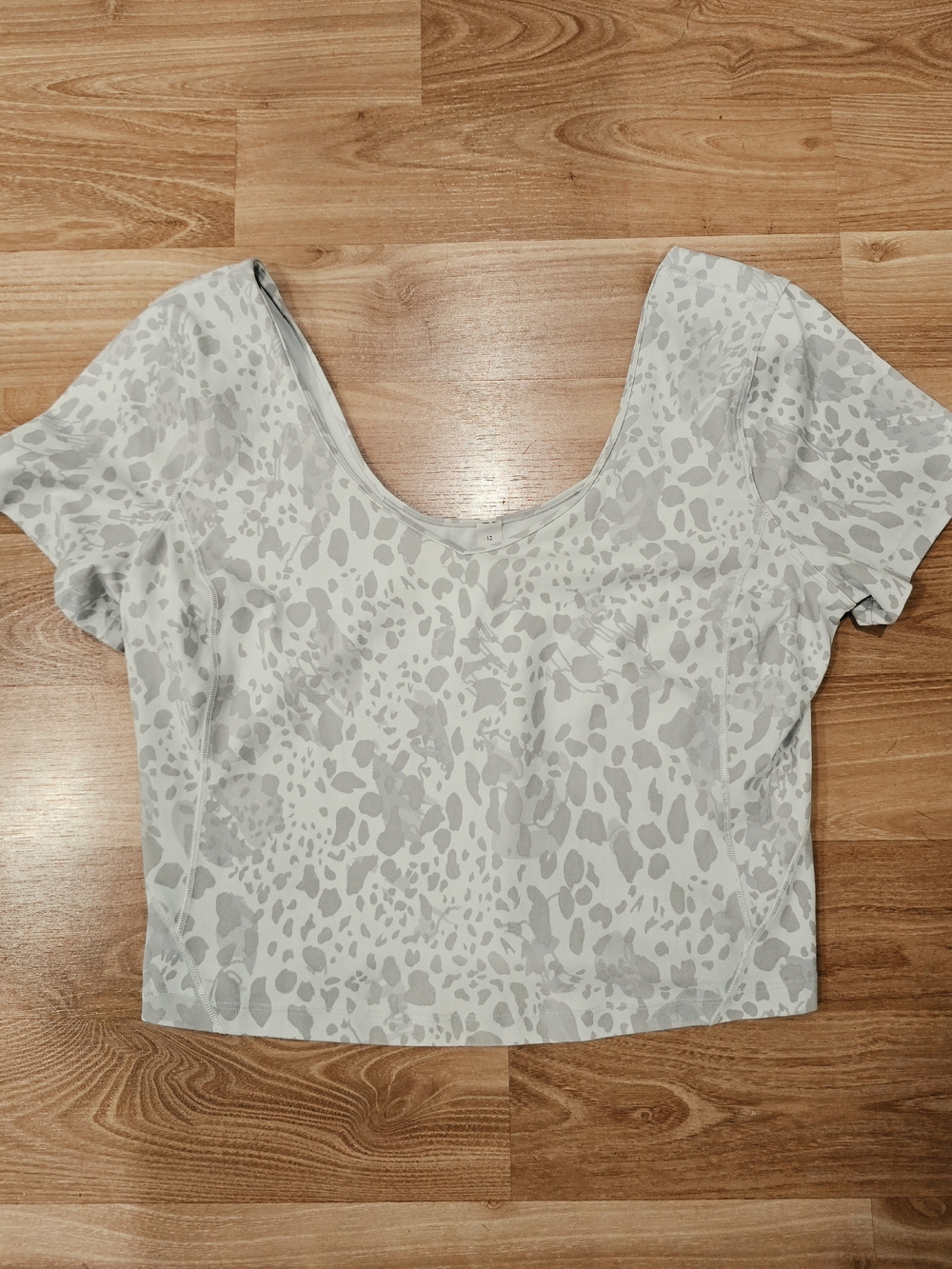 Lululemon Women’s Size 12 Animal Print Short Sleeve Athletic Top Gray White